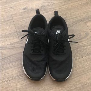 Black and White Air Max Thea